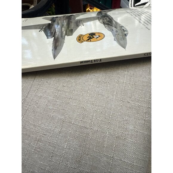 F-14 TOMCAT (OSPREY COMBAT AIRCRAFT SERIES) By Lindsay Peacock **BRAND NEW** - Picture 4 of 10